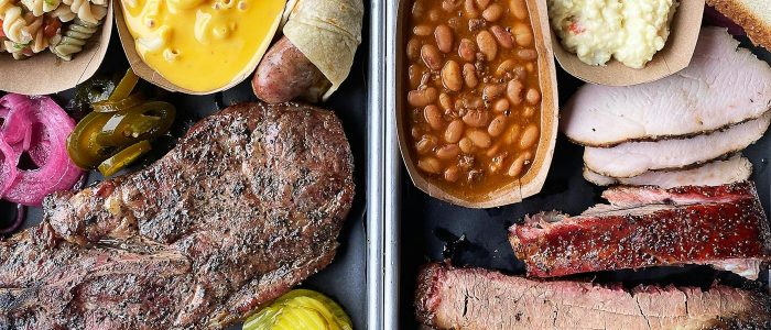 Hecho en Texas BBQ: Carnes Ahumadas Auténticas y Jugosas