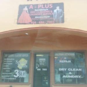 Juanitos Tuxedos y Alteraciones: Elegancia y Ajustes Perfectos