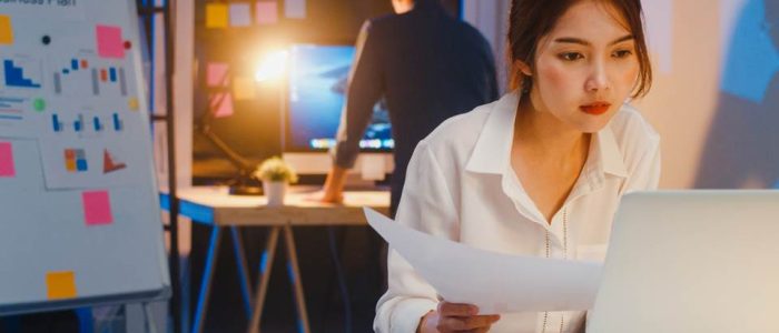 Trabajo en Oficina: Profesionales Laborando Eficientemente