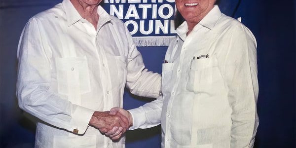 Ramon Puig Guayaberas: Elegantes Camisas Tropicales de Lujo